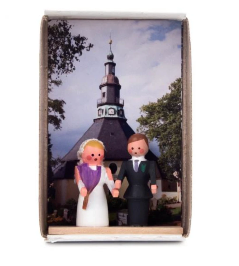 029/012 - Matchbox Scene: Bride & Groom At Seiffen Church 1 029/012 - Matchbox Scene: Bride & Groom At Seiffen Church