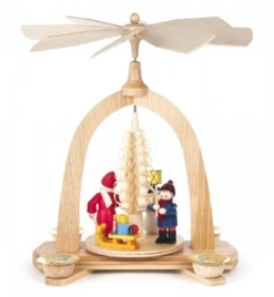 085/495 -Pyramid With Santa & Children (14mm Candles)