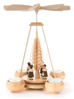 085/917 - Pyramid With Choir Boys