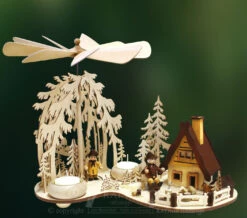 9930-627 - Pyramid With Foresters